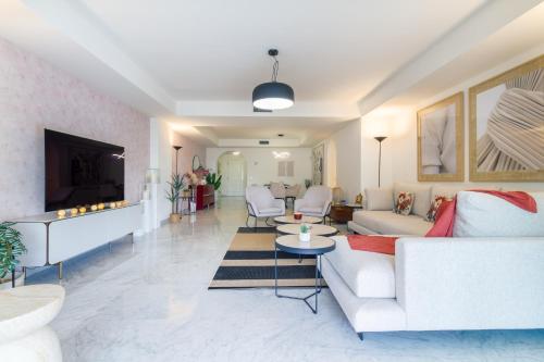 MARBELLA BANUS SUITES - Banús - Playas del Duque - Luxury 3BR - 3BA - Heart of Puerto Banús Direct Beach Access - Steps to Marina & El Corte Ing Luxury Shopping - Large Outdoor Terrace - 35,000 m2 Gardens - 3 Pools - 2 Onsite Restaurants- Ideal Families