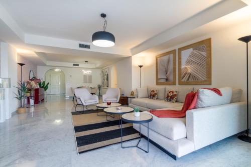 MARBELLA BANUS SUITES - Banús - Playas del Duque - Luxury 3BR - 3BA - Heart of Puerto Banús Direct Beach Access - Steps to Marina & El Corte Ing Luxury Shopping - Large Outdoor Terrace - 35,000 m2 Gardens - 3 Pools - 2 Onsite Restaurants- Ideal Families