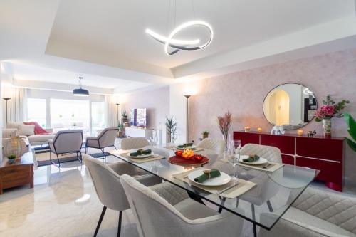 MARBELLA BANUS SUITES - Banús - Playas del Duque - Luxury 3BR - 3BA - Heart of Puerto Banús Direct Beach Access - Steps to Marina & El Corte Ing Luxury Shopping - Large Outdoor Terrace - 35,000 m2 Gardens - 3 Pools - 2 Onsite Restaurants- Ideal Families