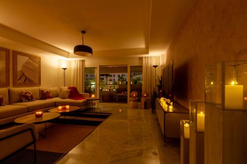 MARBELLA BANUS SUITES - Banús - Playas del Duque - Luxury 3BR - 3BA - Heart of Puerto Banús Direct Beach Access - Steps to Marina & El Corte Ing Luxury Shopping - Large Outdoor Terrace - 35,000 m2 Gardens - 3 Pools - 2 Onsite Restaurants- Ideal Families