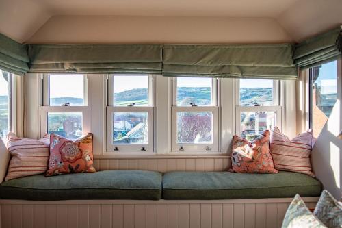 a window seat in a room with four windows at Hotel Victoria in Whitby