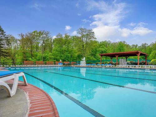 Bazén v ubytování Pocono Hideout Family Home with Hot Tub Deck Sunroom Pool Big Bass Lake Larsen Lake Gouldsboro Clifton Township nebo v jeho okolí