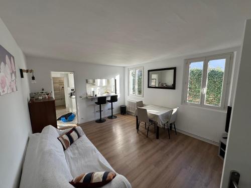 un salon avec un canapé et une table dans l'établissement A pleasant holiday home, à Carrières-sur-Seine