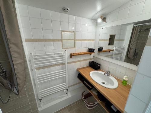 une salle de bain avec un lavabo et un miroir dans l'établissement A pleasant holiday home, à Carrières-sur-Seine