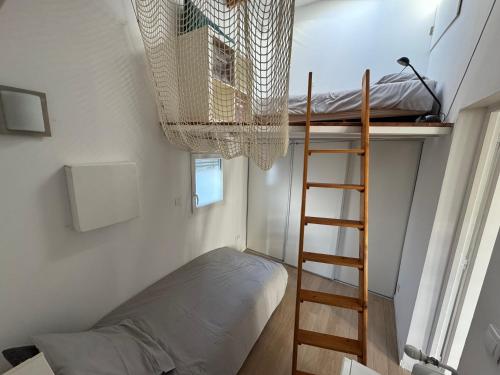 une chambre avec un lit superposé et une échelle dans l'établissement A pleasant holiday home, à Carrières-sur-Seine