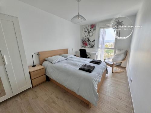 une chambre avec un lit et une fenêtre dans l'établissement L'Horizon - Piscine - À 50m de la plage, à Hyères