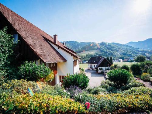 una casa con un montón de arbustos y flores en Schiebenrothenhof en Simonswald