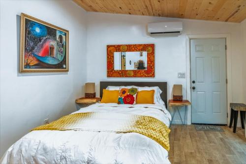 Postel nebo postele na pokoji v ubytování The Sapphire Suite