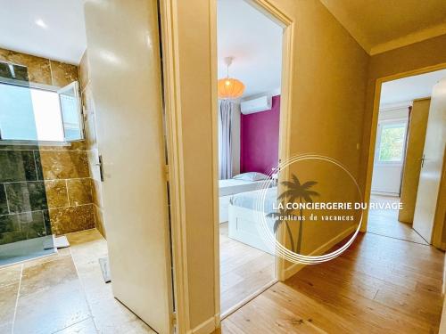 - une chambre avec un miroir dans l'établissement Le California - Port de Carqueiranne et plages, à Carqueiranne