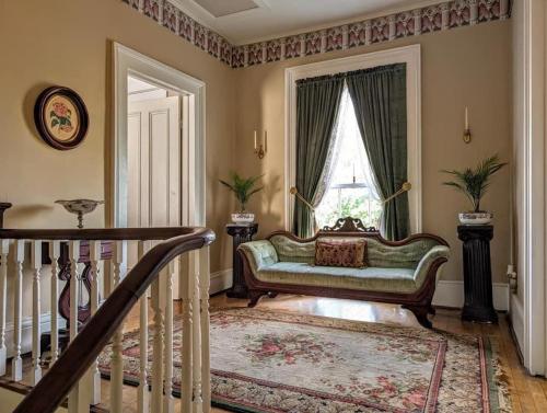 un soggiorno con un divano e una finestra di Historic Home with Southern Charm a Bristol