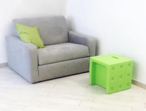 ナポリにあるPaladin Homeのグレーのソファ(黄色の枕、緑のスツール付)