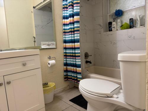 タンパにあるTampa Downtown propertyのバスルーム(白いトイレ、シャワー付)