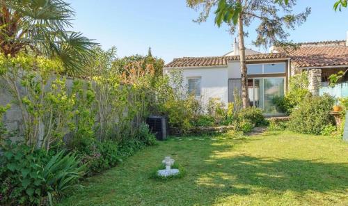 une cour avec une bouche d'incendie devant une maison dans l'établissement Au calme proche de La Rochelle, de la mer et du golf, à Nieul-sur-Mer