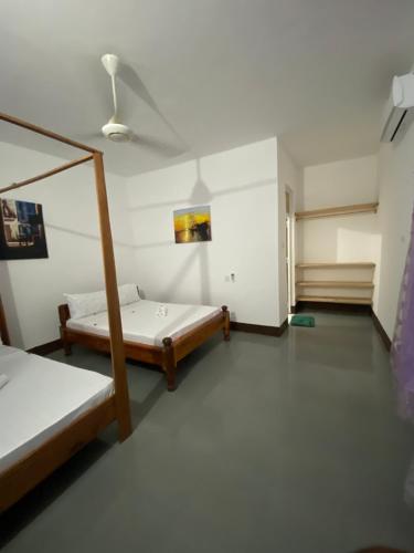 Un pat sau paturi într-o cameră la MARGOSA bungalow, ZANZIBAR