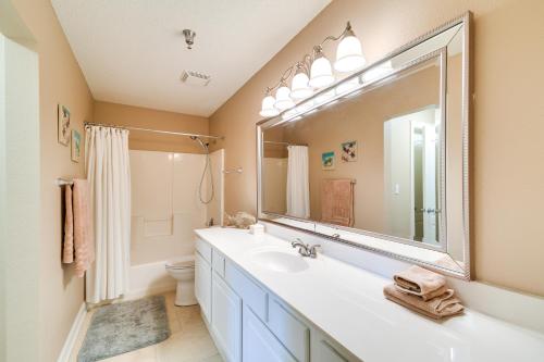 Koupelna v ubytování Waterfront Orange Beach Condo with Bayside Balcony!