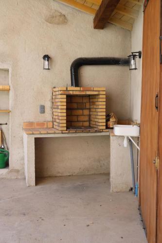 Cette chambre est dotée d'un mur en briques et d'un lavabo. dans l'établissement Le Planol - Maison avec jardin et terrasse, à Alzonne