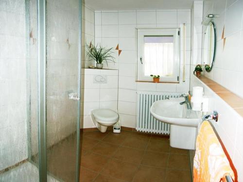 Ett badrum på Obsthof Vogthof