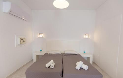 佩里萨Blue Island hotel Santorini的一间卧室，配有一张大床和两个枕头