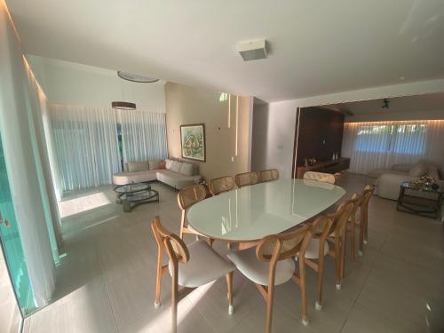 a dining room with a table and chairs and a couch at Gravatá country in Sairé