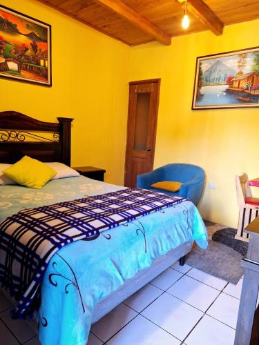 a bedroom with a bed and a chair at Hotel Casa Tecpán in Pamanzana