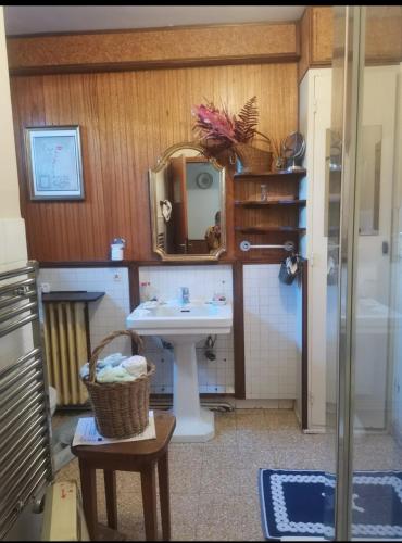 une salle de bain avec un lavabo et un miroir dans l'établissement Chambre au calme sur les collines, à Nice