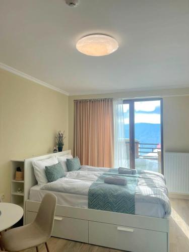 古多里LOFT 2 apt 142 with nice balcony & view的一间带床的卧室，可欣赏海景