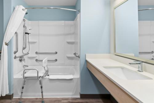 Koupelna v ubytování WoodSpring Suites Pensacola West