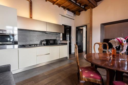 Cosy Suites in Glamorous Santo Spirito PLUS