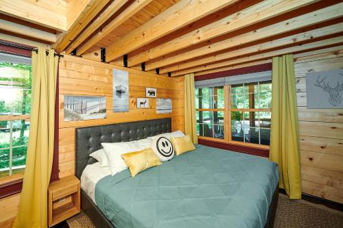Un dormitorio con una cama en una cabaña de troncos en Dollybrook 6 Pet Friendly Community Pool Groups Welcome, en Fennville