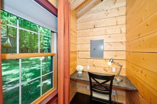 escritorio en una cabaña de madera con ventana en Dollybrook 6 Pet Friendly Community Pool Groups Welcome, en Fennville