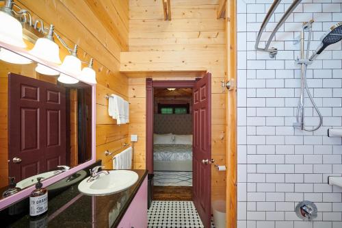 un baño con lavabo e inodoro en Dollybrook 3 Pet Friendly Community Pool Groups Welcome, en Fennville