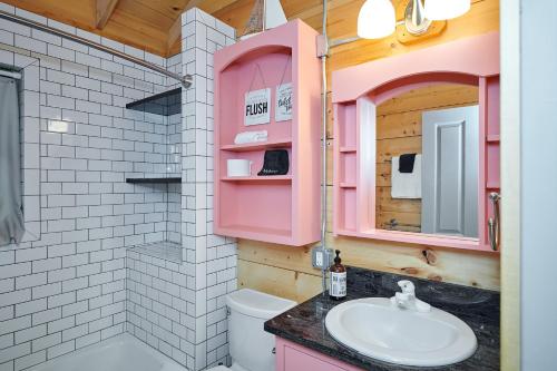 Un baño con lavabo y mueble rosa. en Dollybrook 4 Pet Friendly Community Pool Groups Welcome, en Fennville