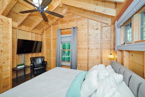 1 dormitorio con 1 cama con ventilador de techo y TV en Dollybrook 4 Pet Friendly Community Pool Groups Welcome, en Fennville