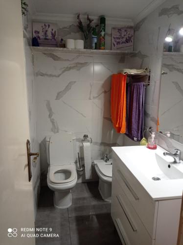 a bathroom with a toilet and a sink at Apartamento Cool en calpe!centro Turístico y playa in Calpe