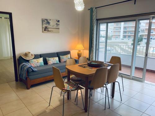 Bright holiday apartment withPool