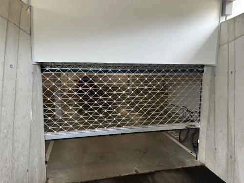 an empty room with a metal grate in a wall at LUX PENTHOUSE Klopeiner See Apartment Ferienwohnung FeWo in Sankt Kanzian