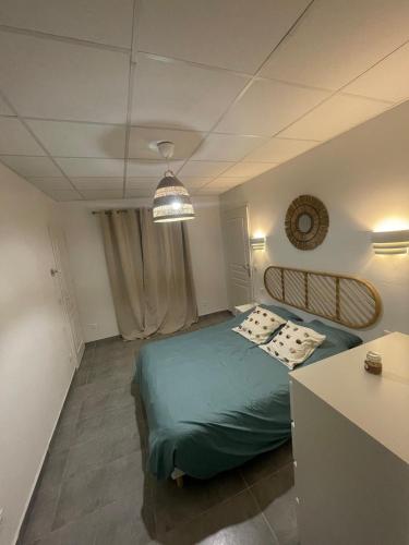une chambre avec un lit, une table et une lampe dans l'établissement Appartement T2, à Saint-Lys