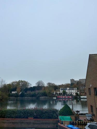 a view of a river with boats in it at Kings reach eton, great location in Eton