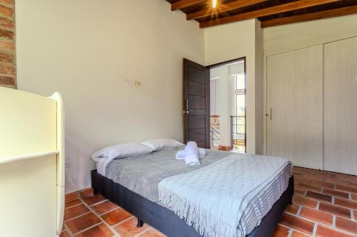 a bedroom with a bed in a room at La Villa, Espectaculares vistas al lago Peñol-Guatape in Guatapé