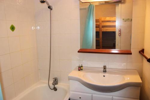 une salle de bain avec un lavabo et une baignoire dans l'établissement Résidence Neves - CHARMANT STUDIO 4 PERSONNES DANS LE QUARTIER ANIME DE LA STATION MAE-7704, à Val Thorens