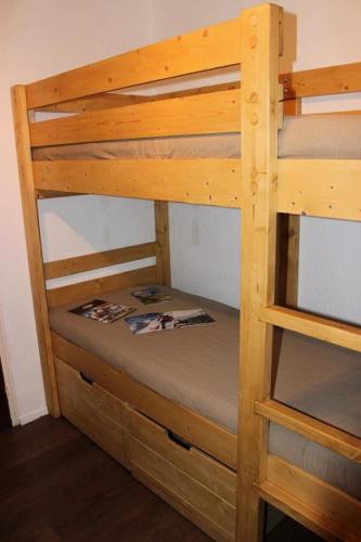 Ce lit superposé en bois se trouve dans un dortoir. dans l'établissement Résidence Neves - CHARMANT STUDIO 4 PERSONNES DANS LE QUARTIER ANIME DE LA STATION MAE-7704, à Val Thorens