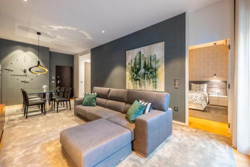 een woonkamer met een bank en een eetkamer bij Chãos Design By Minho's Guest in Braga