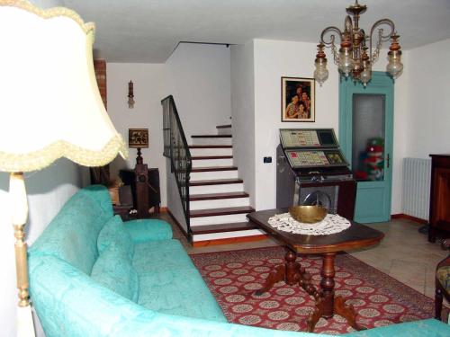 a living room with a blue couch and a table at Casa Vacanze Cascina Campagnola in Pozzolengo