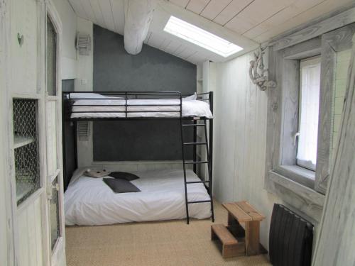 a bedroom with a bunk bed in a room at Gite De Charme Auvergne Cab'âne in Brousse