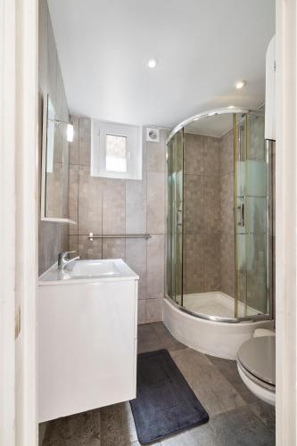 une salle de bain avec un lavabo, une douche et des toilettes dans l'établissement Nice Renting - PENCHIENATTI - Chic & Modern Urban Pearl Massena Old Nice, à Nice