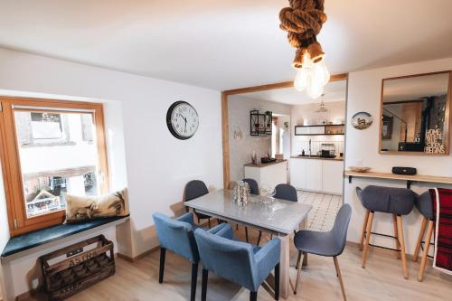 une cuisine et une salle à manger avec une table et des chaises dans l'établissement Design flat-center of Samoëns, à Samoëns