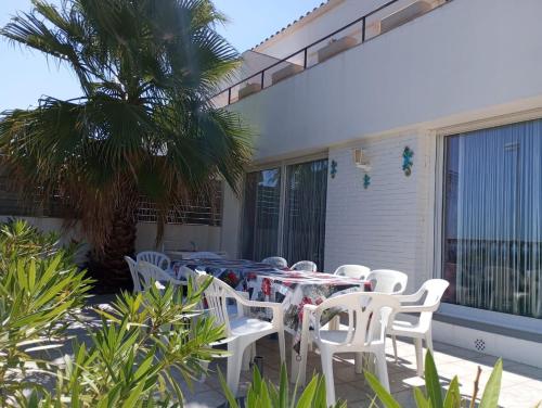 Family villa with sea view and pool