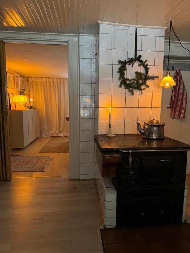 a kitchen with a pot on a counter in a room at Stuga nära Ullared Mitt i Åkulla bokskogar in Rolfstorp