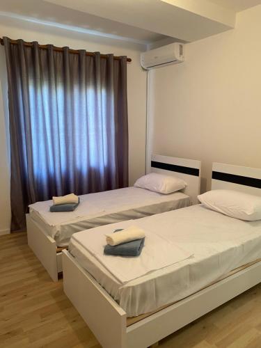 Giường trong phòng chung tại Genti Apartament
