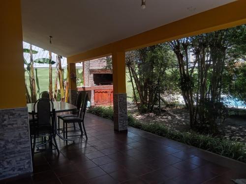 Un comedor con mesa y sillas en un patio. en Depto la Tere 2, en Córdoba